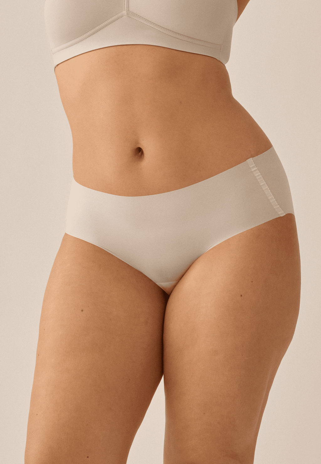 Voorzijde van vrouw die de one size slip in de kleur beige van het merk Naturana draagt