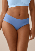 Voorzijde van vrouw die de one size slip in de kleur marina blue van het merk Naturana draagt