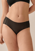 Voorzijde van vrouw die de one size slip in de kleur zwart van het merk Naturana draagt