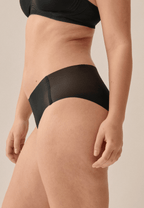 Zijde van vrouw die de one size slip in de kleur zwart van het merk Naturana draagt