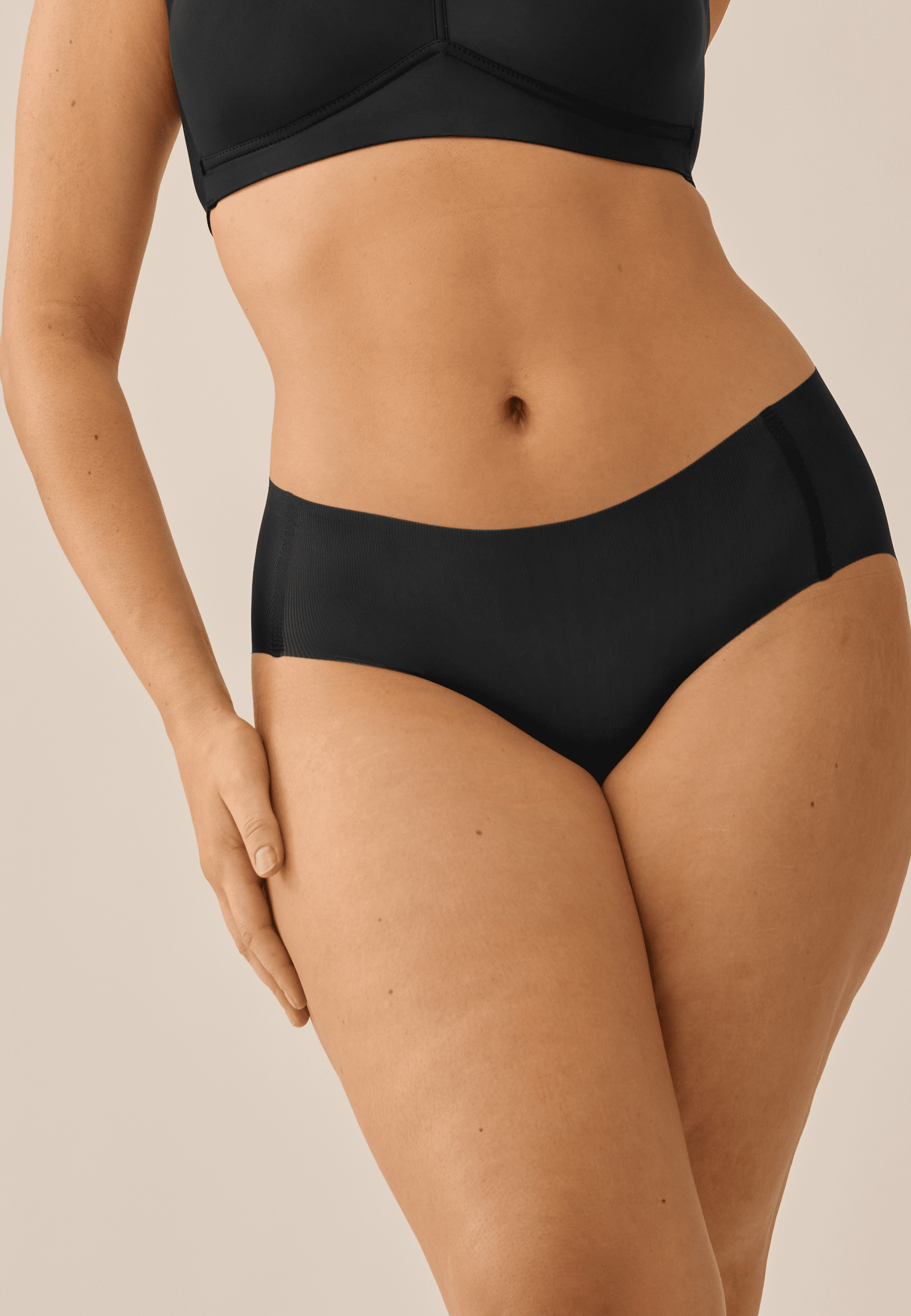 Voorzijde van vrouw die de one size slip in de kleur zwart van het merk Naturana draagt