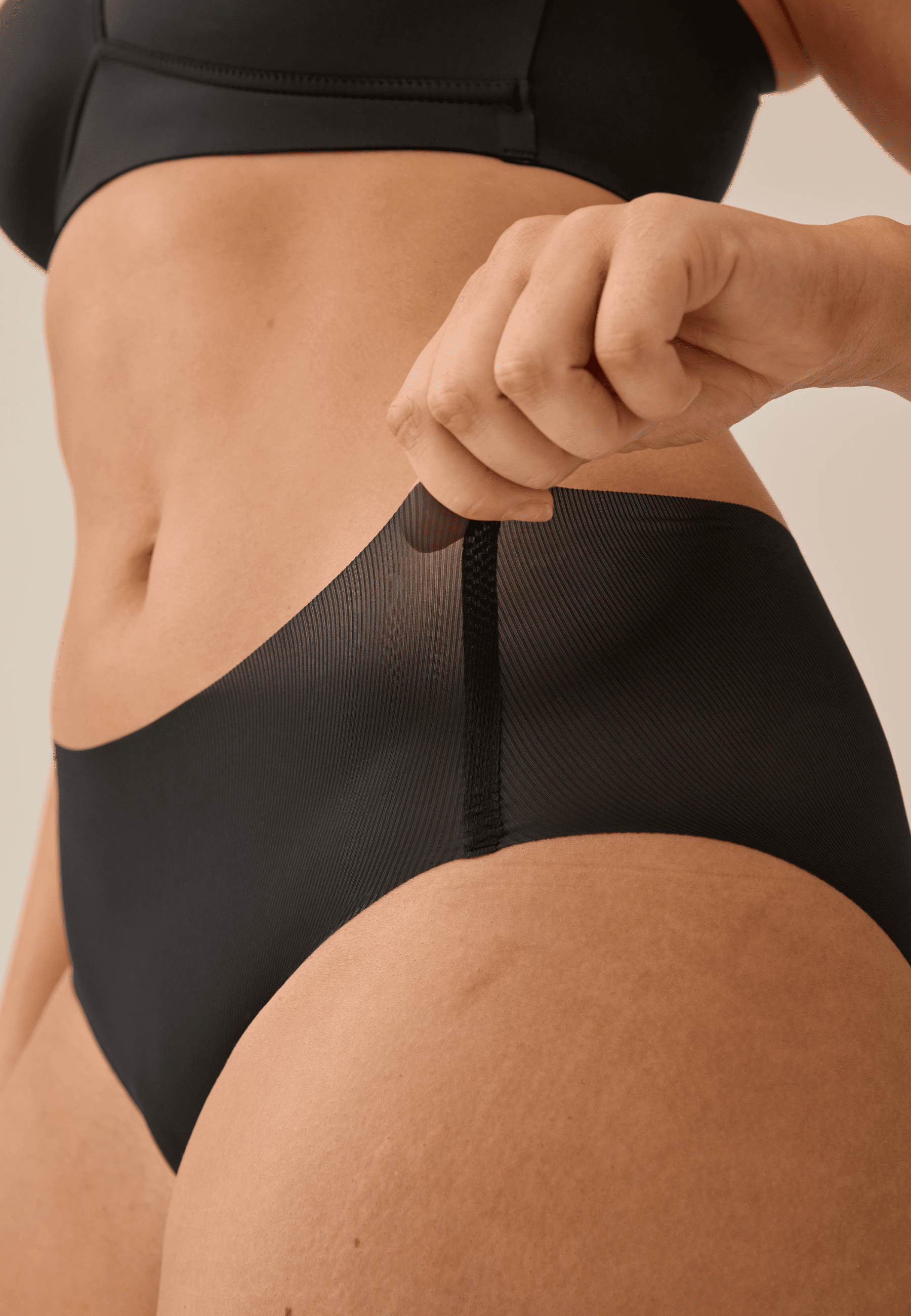 Zijde van vrouw die de one size slip in de kleur zwart van het merk Naturana draagt