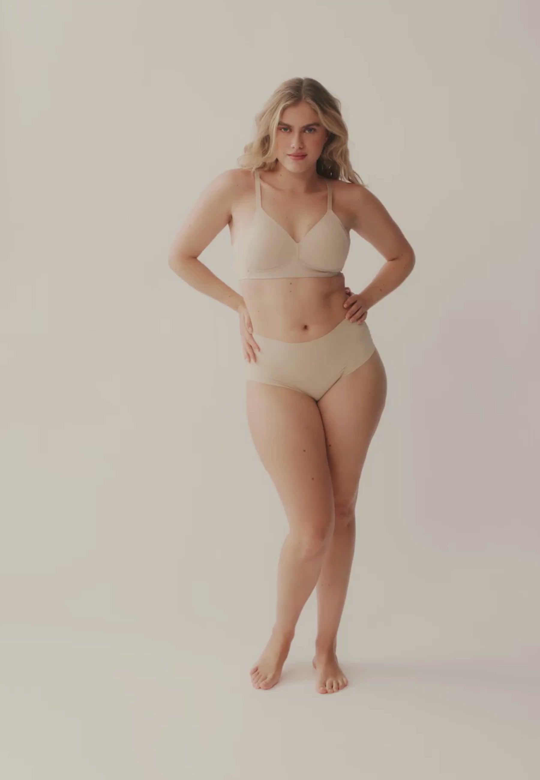 Video van vrouw die de side smoother bh en de high waist slip in de kleur beige van het merk Naturana draagt