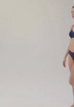 Video van vrouw die de  prothese bh in de kleur blue depts van het merk Megami draagt