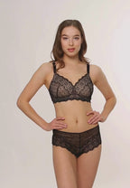 Video van vrouw die de allure prothese bh en slip in de kleur zwart van het merk Megami draagt