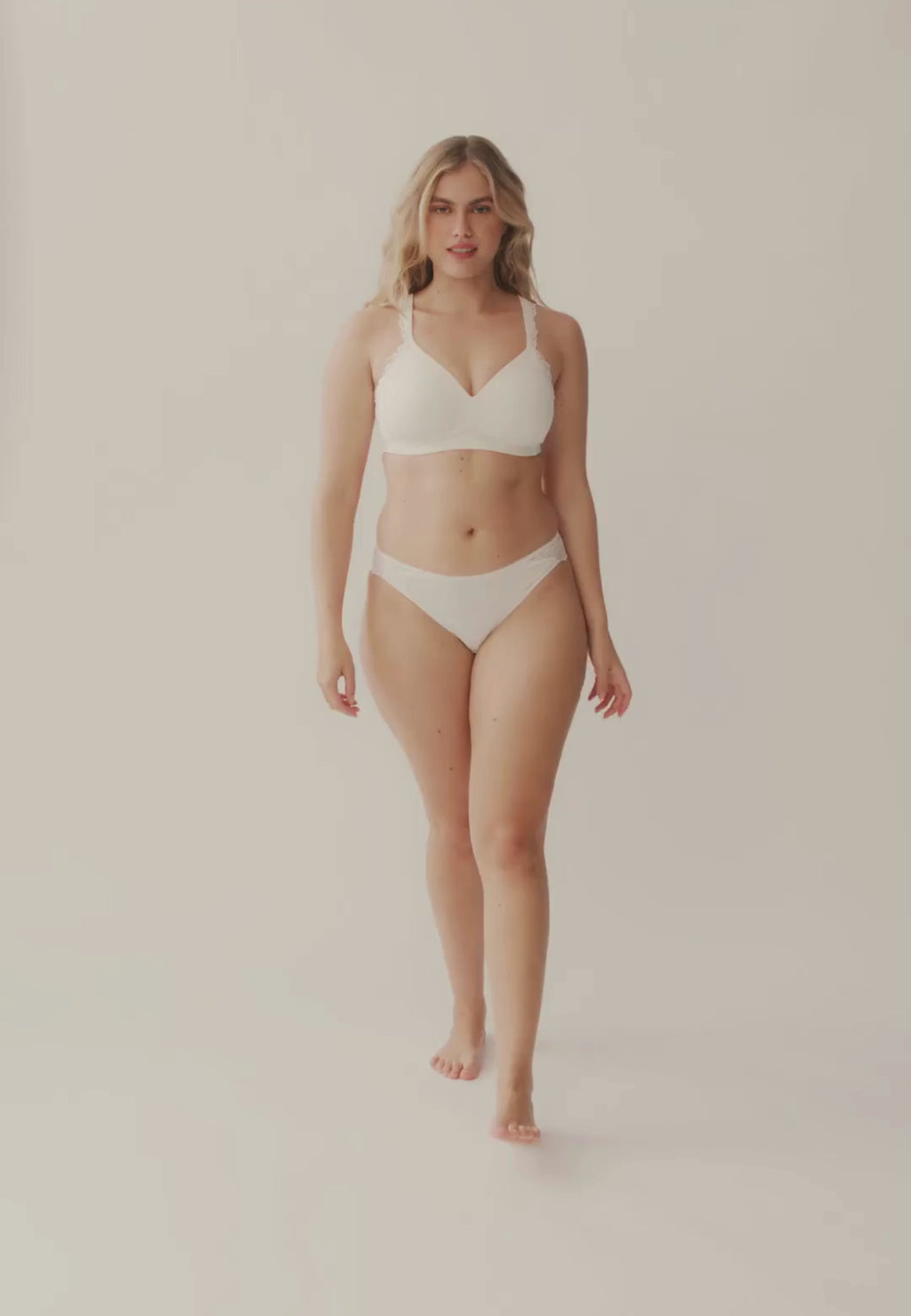 Video van vrouw die de side smoother bh met gerecycled kant en slip met gerecycled kant in de kleur ecru van het merk Naturana draagt