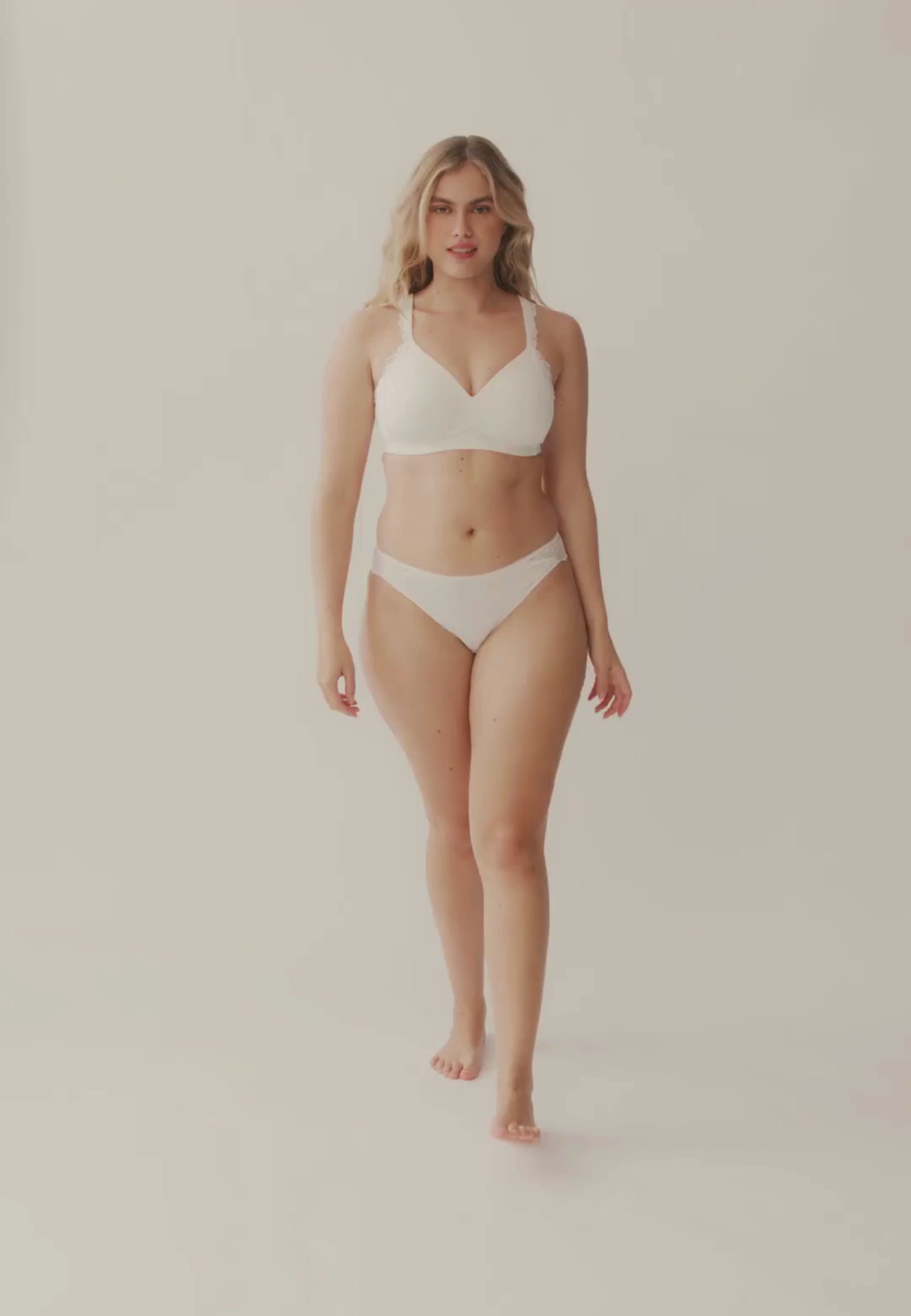 Video van vrouw die de side smoother bh met gerecycled kant en slip met gerecycled kant in de kleur ecru van het merk Naturana draagt