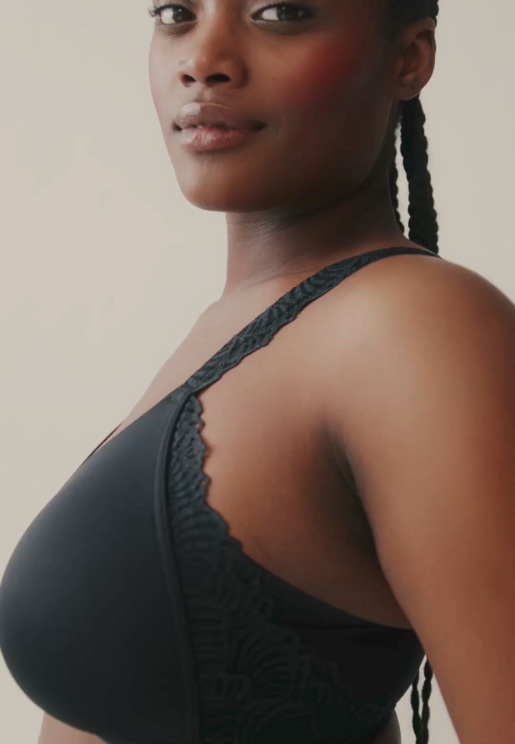 Video van vrouw de de side smoother bh met gerecycled kant en hipster met gerecycled kant in de kleur zwart van het merk Naturana draagt