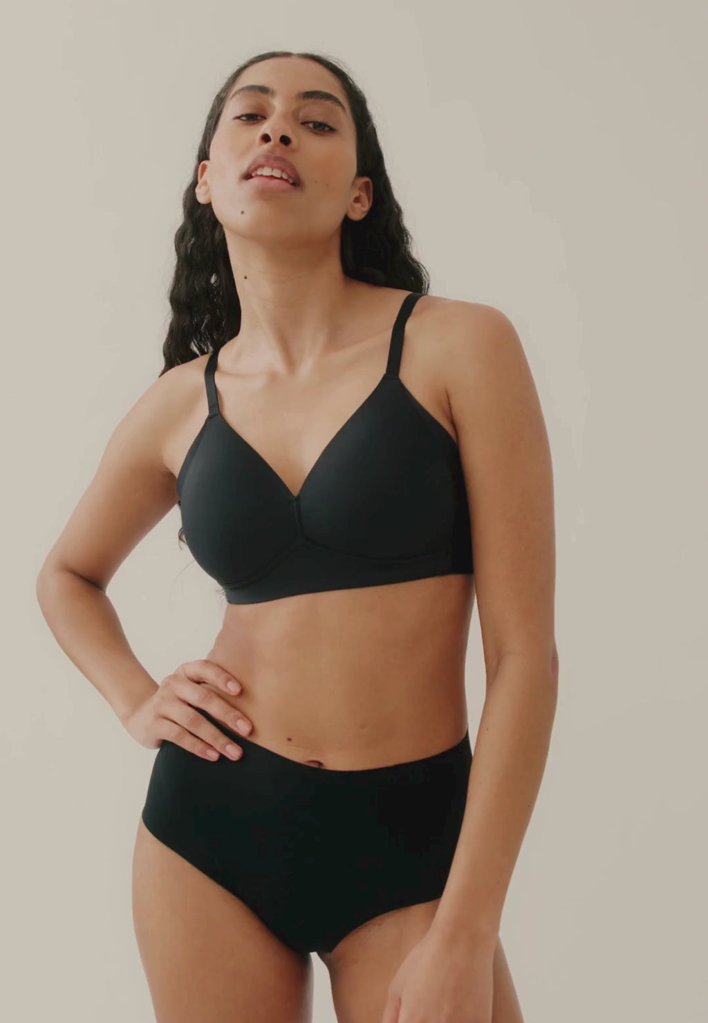 Video van vrouw die de side smoother bh en de high waist slip in de kleur zwart van het merk Naturana draagt
