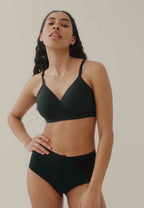Video van vrouw die de side smoother bh en de high waist slip in de kleur zwart van het merk Naturana draagt