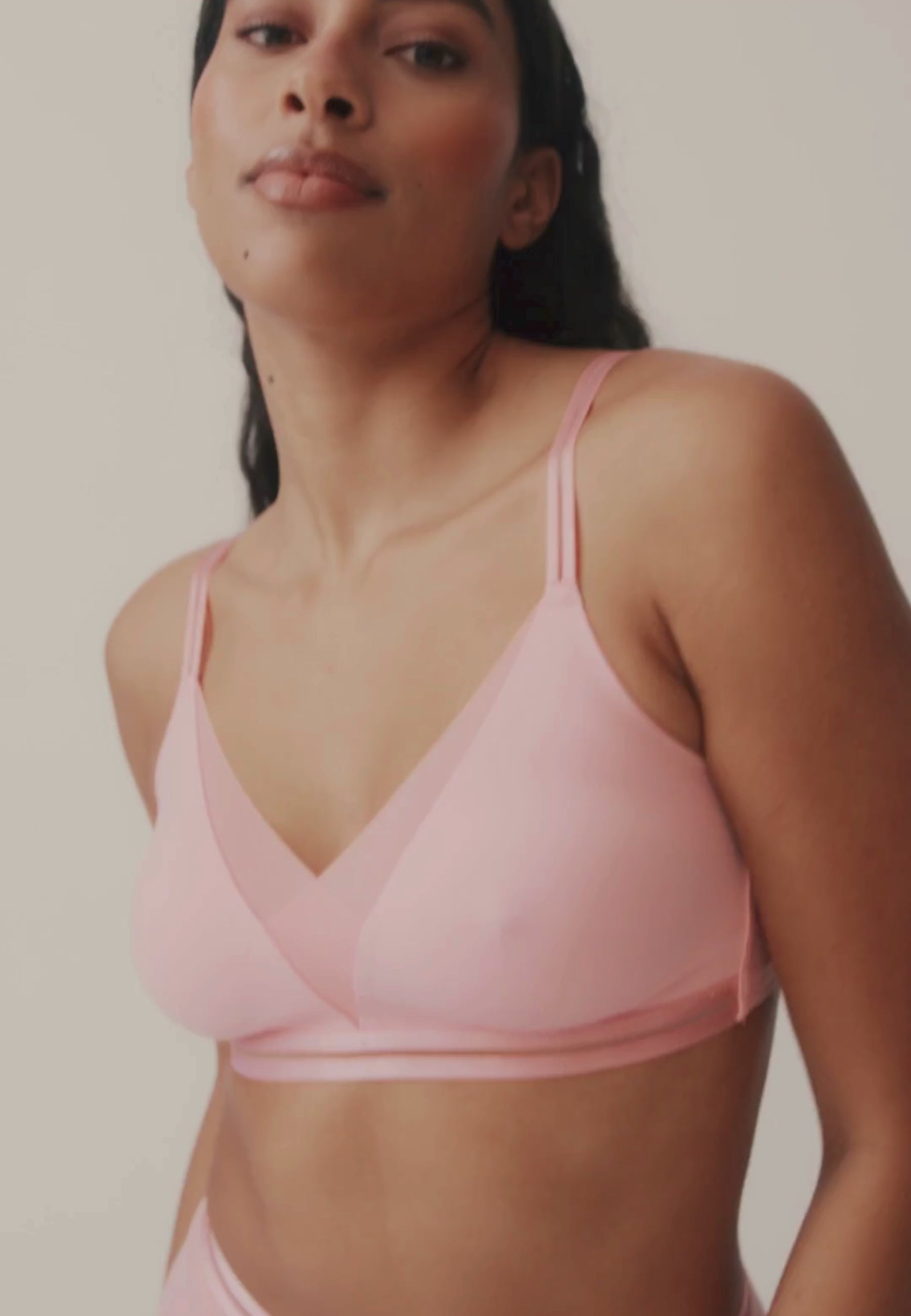 Video van vrouw die de soft bh met mesh detail en slip met mesh detail in de kleur pink rose van het merk Naturana draagt