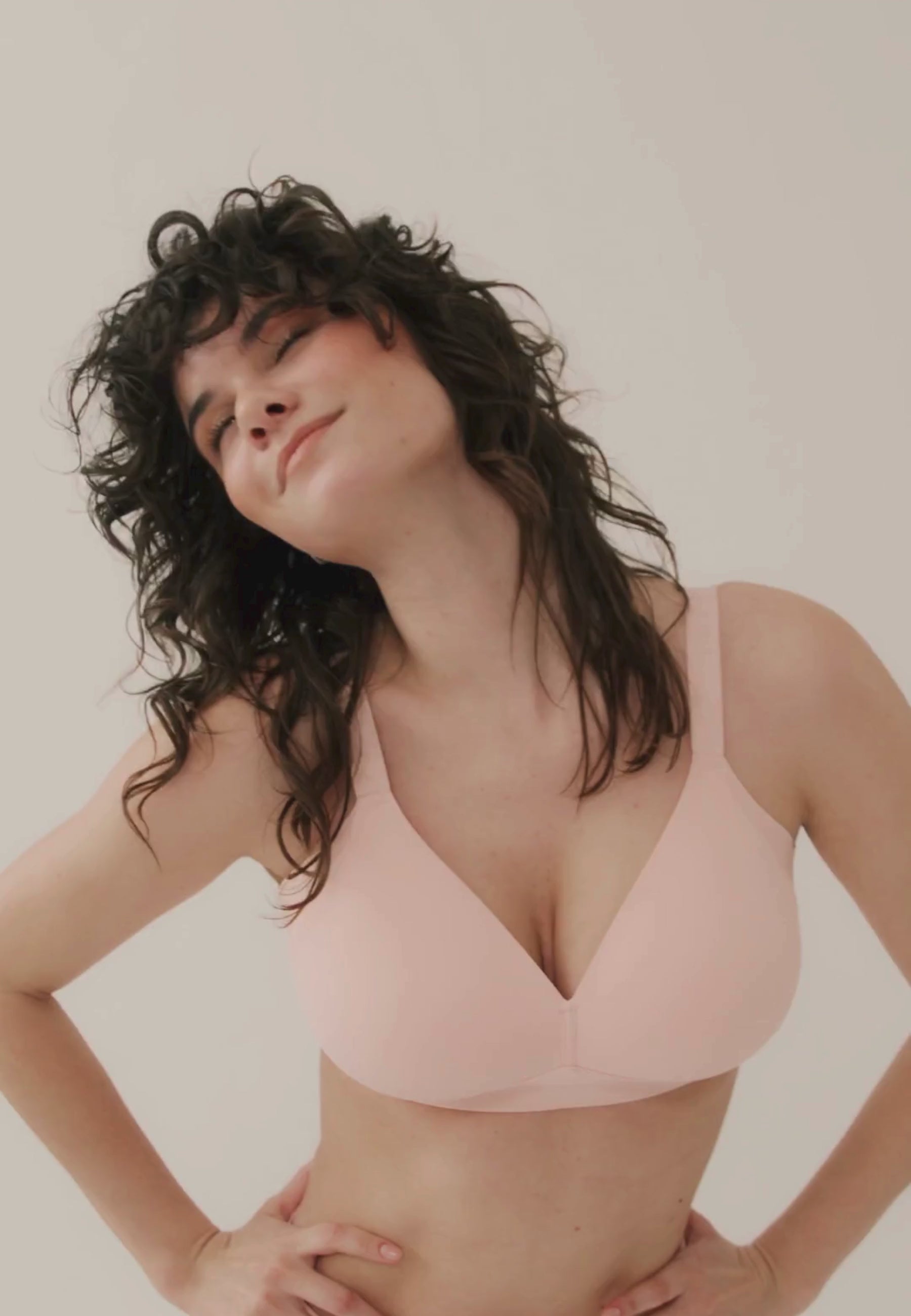 Video van vrouw die de side smoother bh en de high waist slip in de kleur blush van het merk Naturana draagt