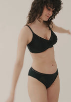 Video van vrouw de de soft bh met mesh detail en slip met mesh detail in de kleur zwart van het merk Naturana draagt