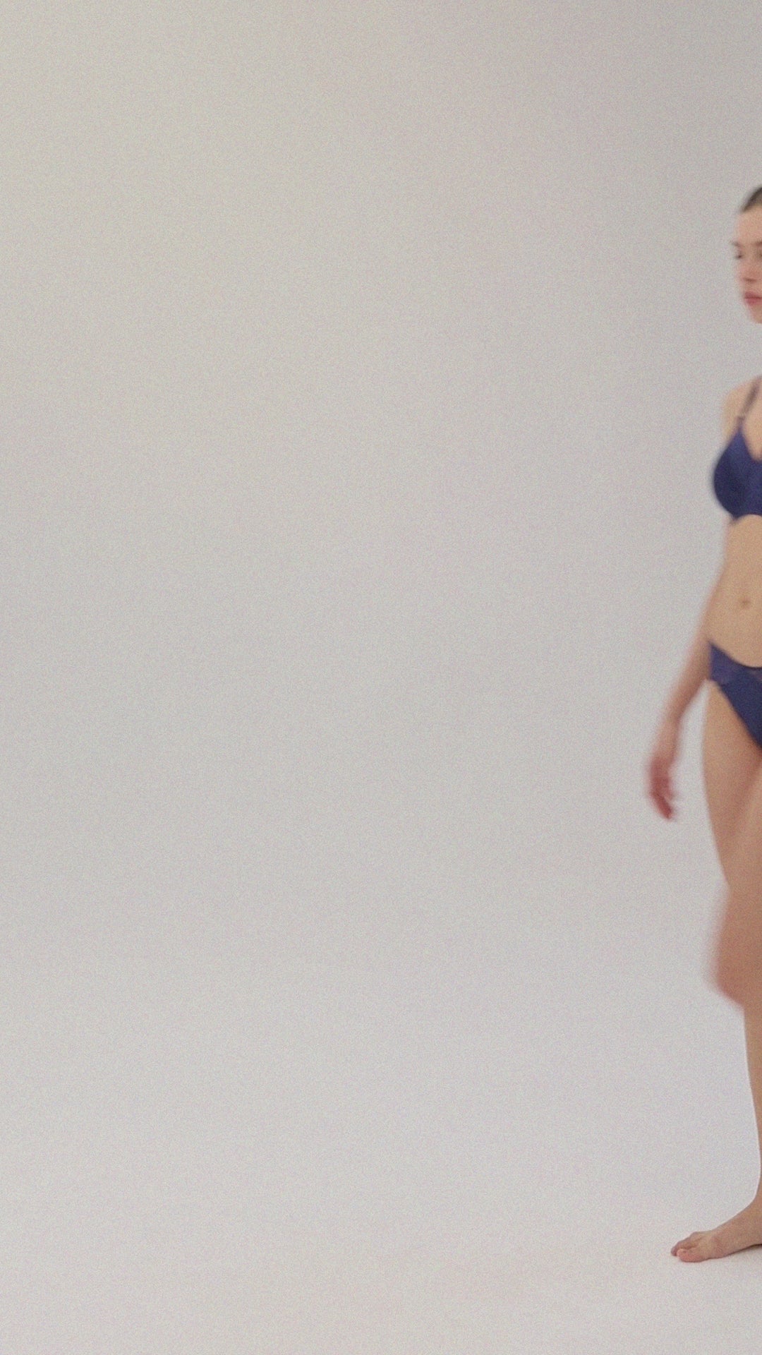 Video van vrouw die de prothese bh in de kleur blue depts van het merk Megami draagt