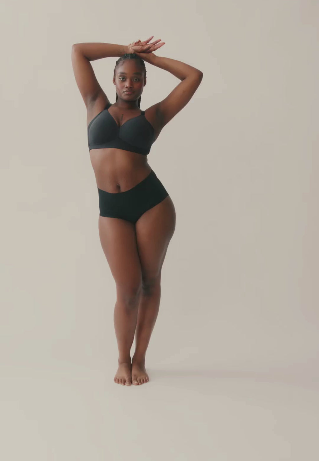 Video van vrouw die de side smoother bh en de high waist slip in de kleur zwart van het merk Naturana draagt