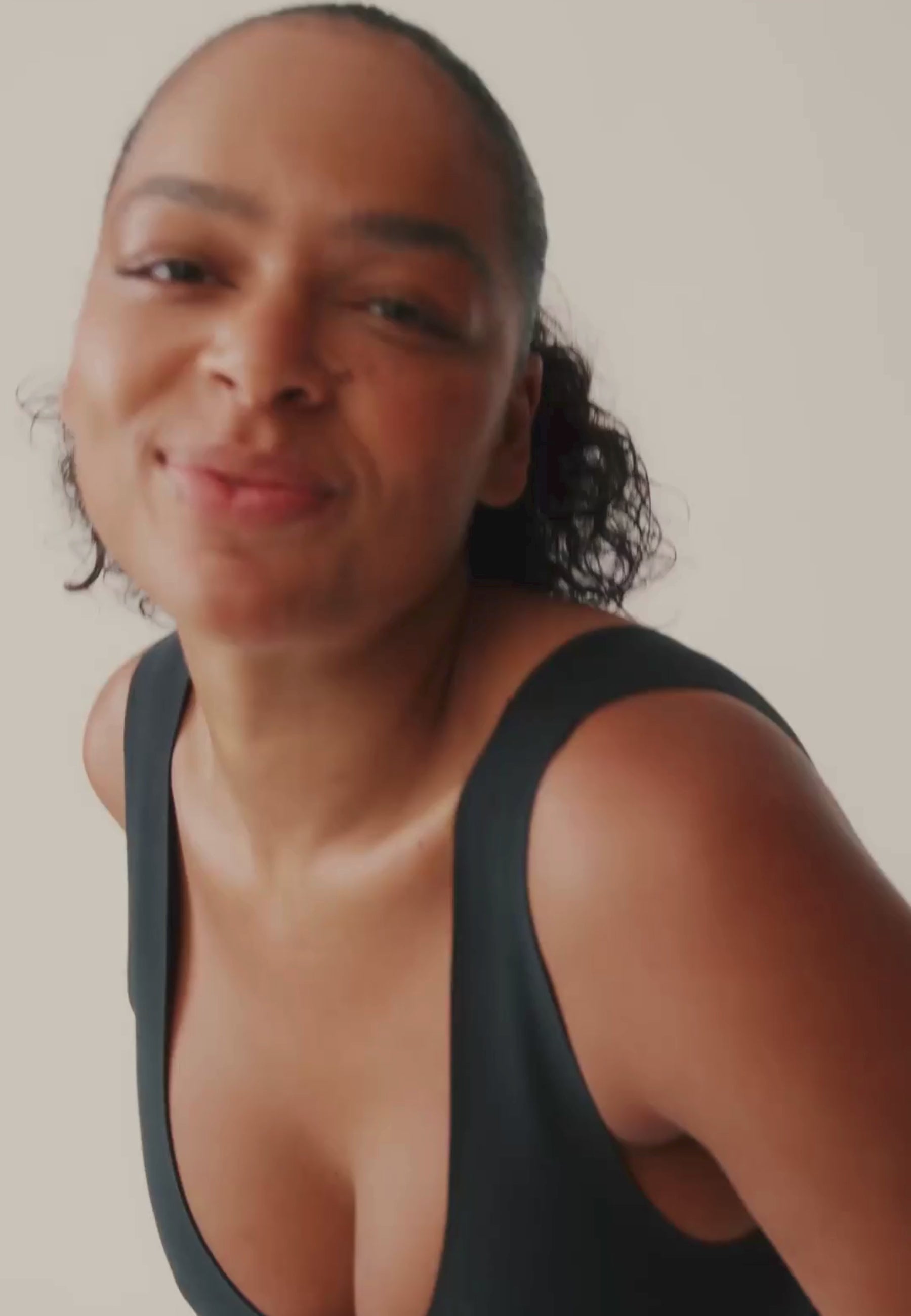 Video van vrouw die de smoothing bh in de kleur zwart van het merk Naturana draagt