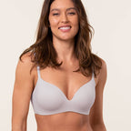 Vrouw met Royal Delite bh in kleur Cool Grey