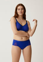 Voorzijde van vrouw die de minimizer bh met side smoother in de kleur indigo van het merk Naturana draagt