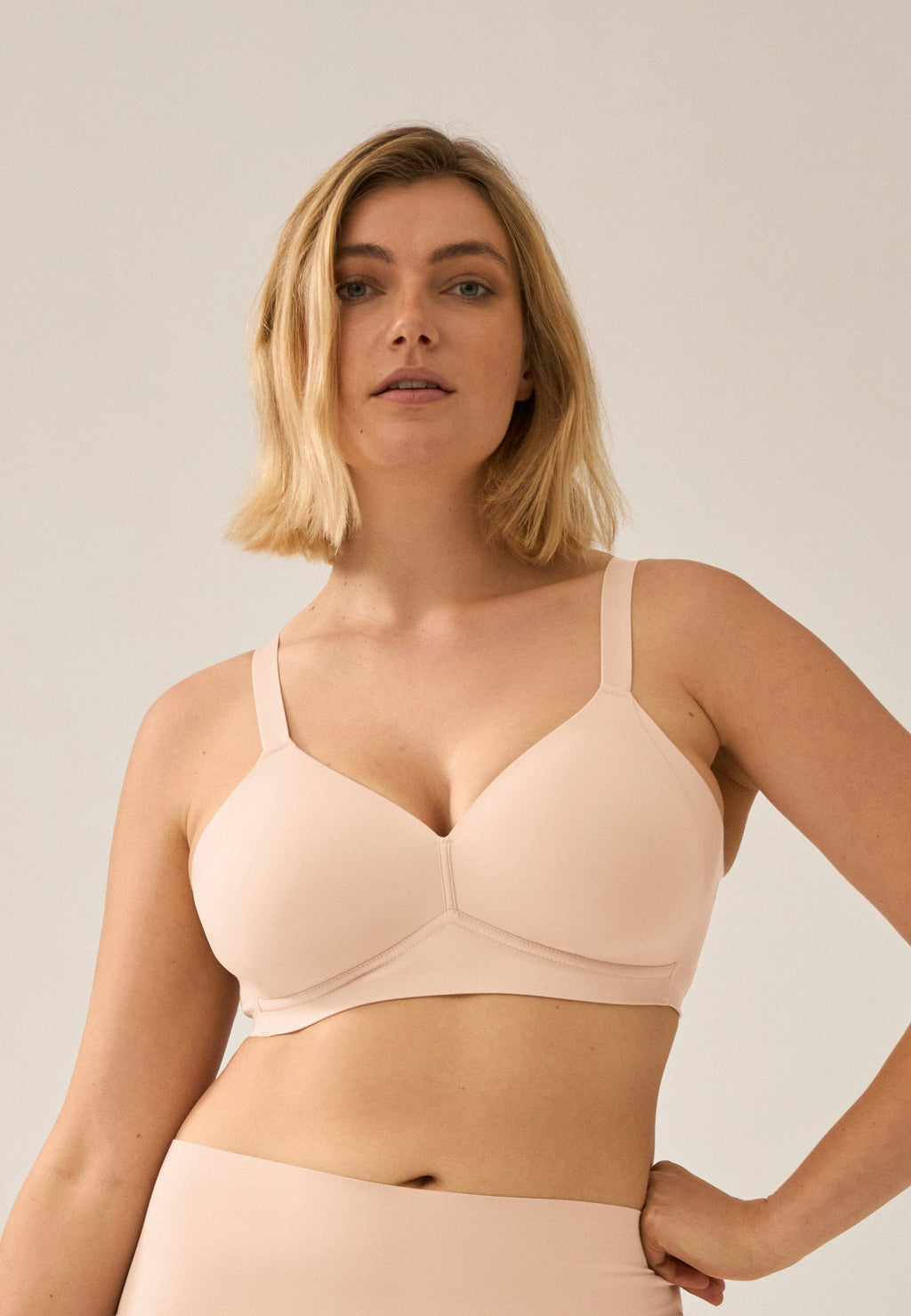 Voorzijde van vrouw die de side smoother bh in de kleur beige van het merk Naturana draagt