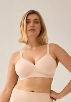 Voorzijde van vrouw die de side smoother bh in de kleur beige van het merk Naturana draagt
