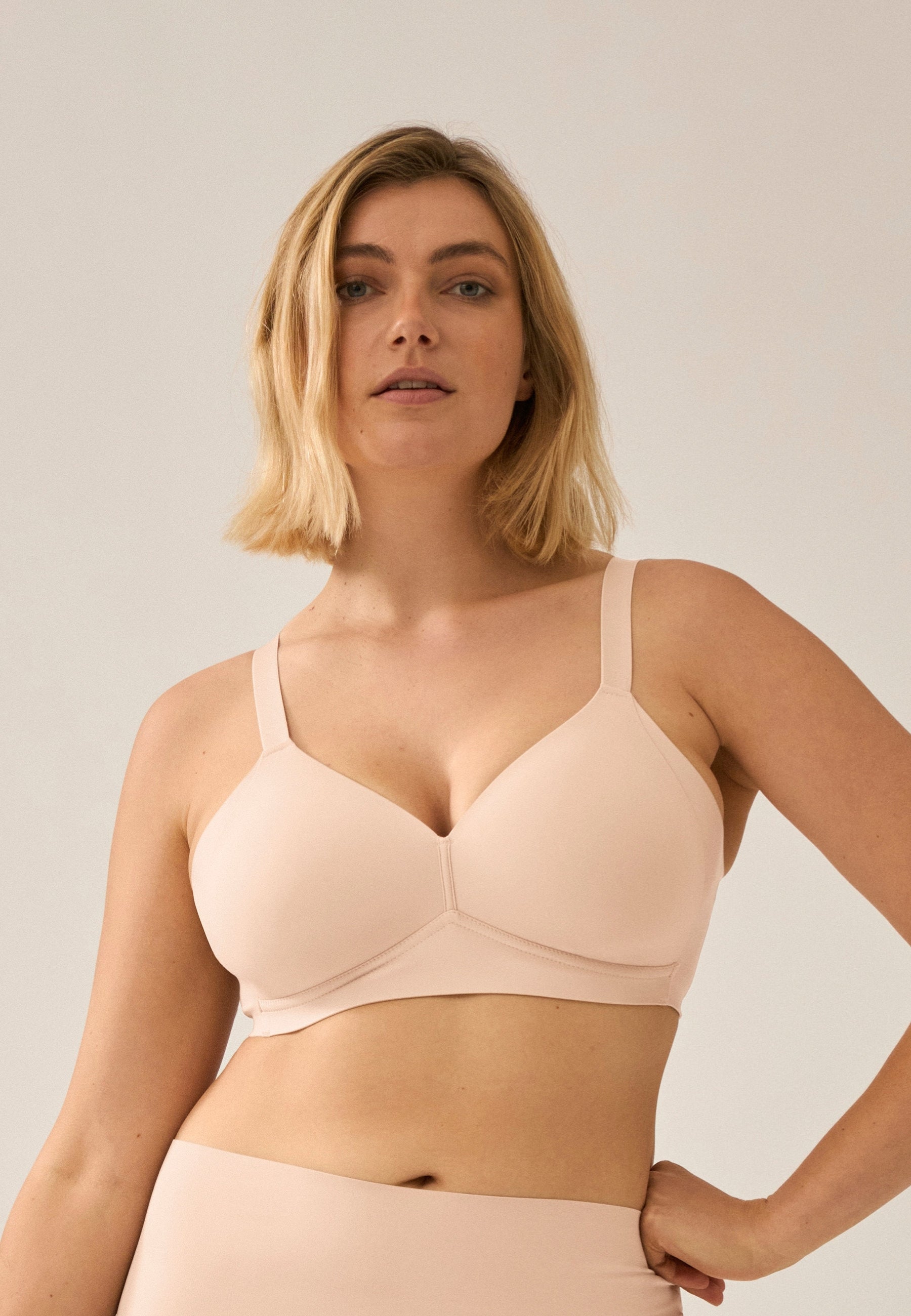 Voorzijde van vrouw die de side smoother bh in de kleur beige van het merk Naturana draagt