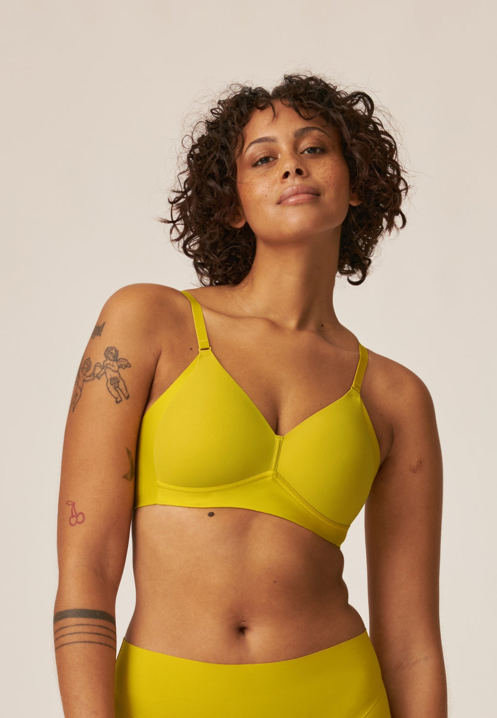 Voorzijde van vrouw die de side smoother bh in de kleur golden olive van het merk Naturana draagt