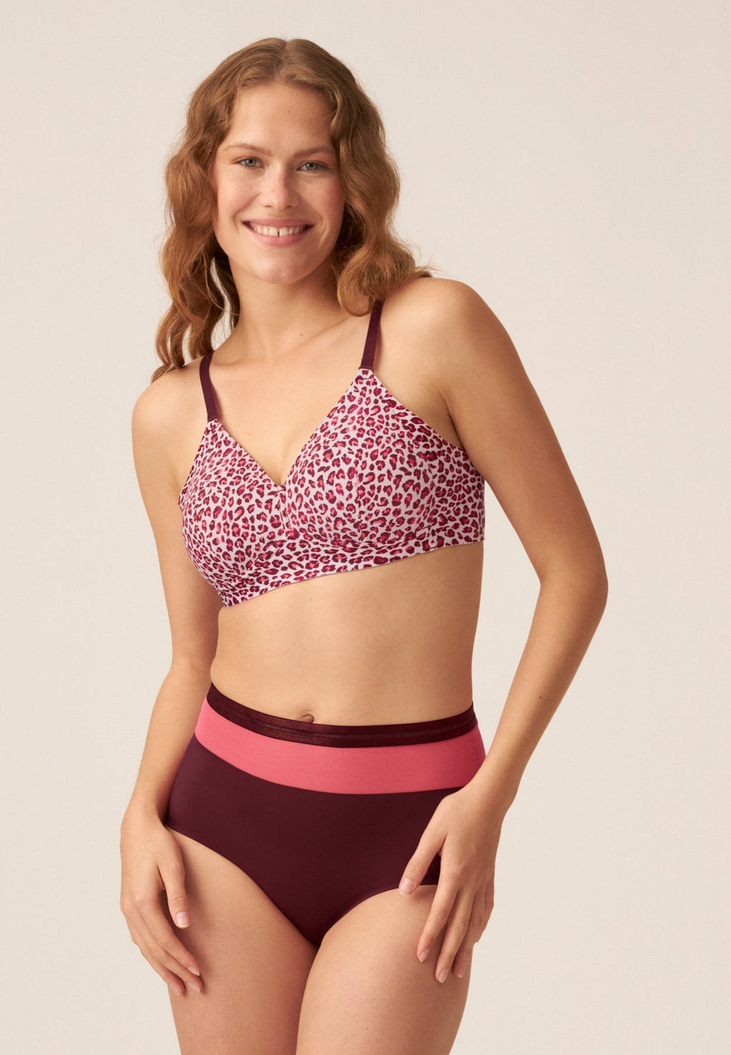 Voorzijde van vrouw die de side smoother bh in de kleur leopard print van het merk Naturana draagt
