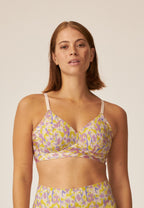 Voorzijde van vrouw die de side smoother bh in de kleur smoked orchid print van het merk Naturana draagt