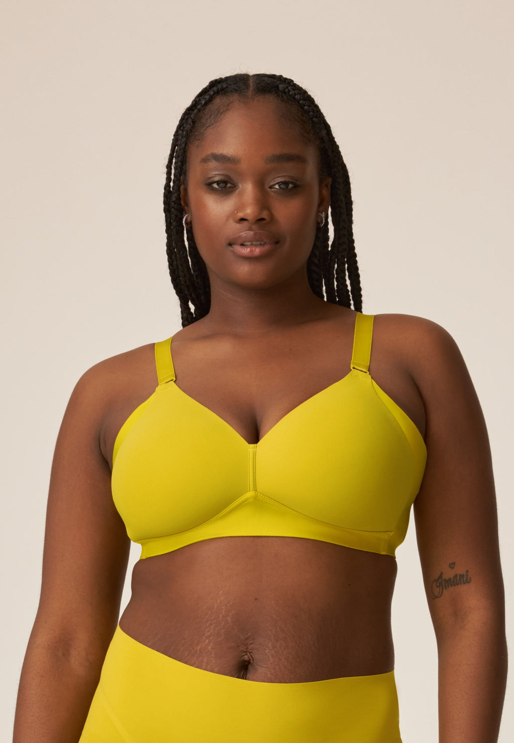 Voorzijde van vrouw die de side smoother bh in de kleur golden olive van het merk Naturana draagt