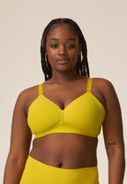 Voorzijde van vrouw die de side smoother bh in de kleur golden olive van het merk Naturana draagt