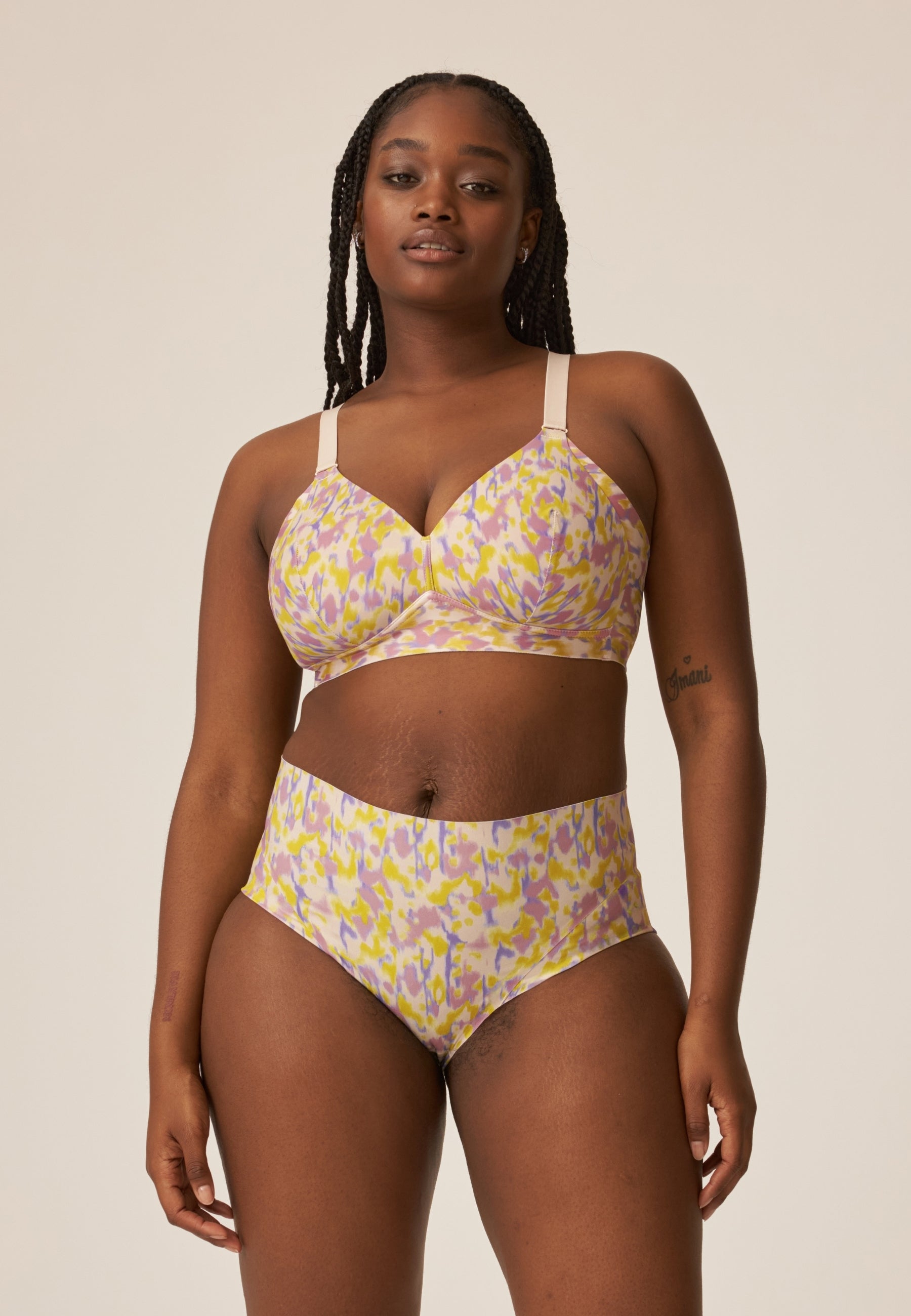 Voorzijde van vrouw die de side smoother bh en high waist slip in de kleur smoked orchid print van het merk Naturana draagt