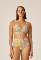 Voorzijde van vrouw die de side smoother bh en high waist slip in de kleur smoked orchid print van het merk Naturana draagt