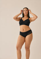 Voorzijde van vrouw die de side smoother bh en hipster met gerecycled kant in de kleur zwart van het merk Naturana draagt