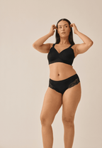Voorzijde van vrouw die de side smoother bh en hipster met gerecycled kant in de kleur zwart van het merk Naturana draagt
