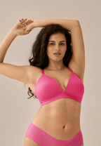 Voorzijde van vrouw die de side smoother bh in de kleur hot pink van het merk Naturana draagt