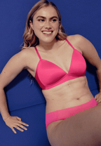 Voorzijde van vrouw die de side smoother bh in de kleur hot pink van het merk Naturana draagt
