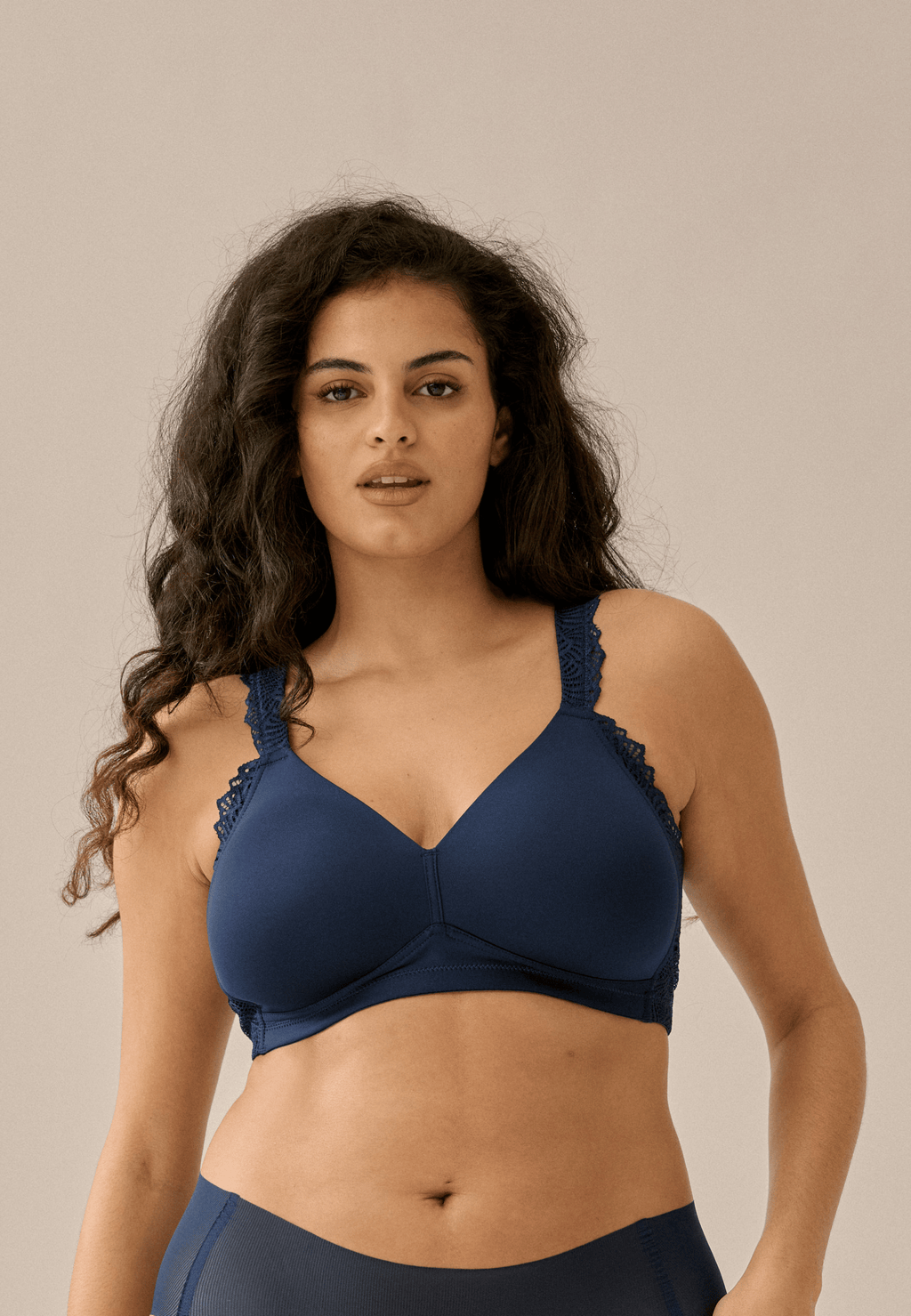 Voorzijde van vrouw die de side smoother met kant in de kleur dark blue van het merk Naturana draagt