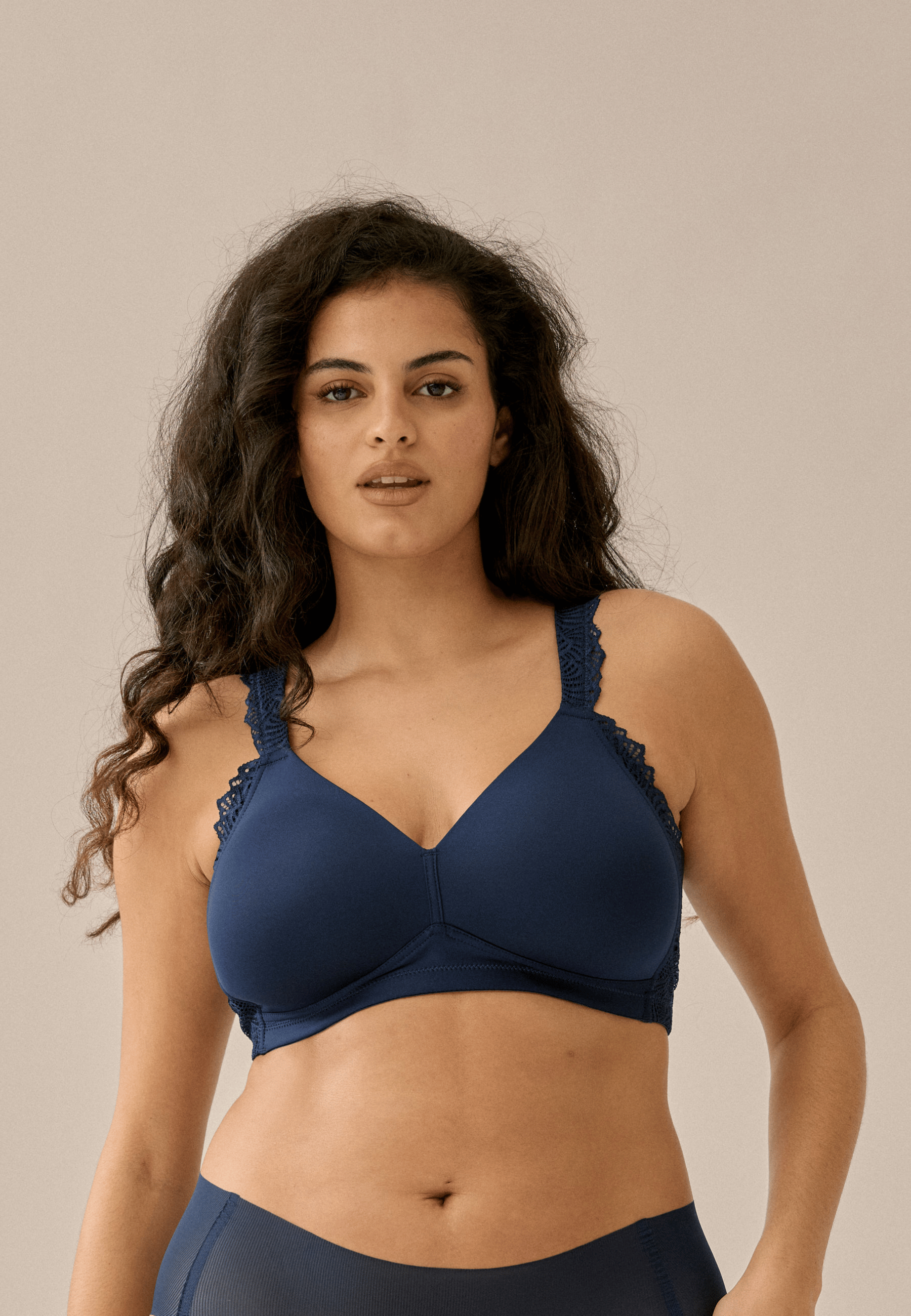Voorzijde van vrouw die de side smoother met kant in de kleur dark blue van het merk Naturana draagt