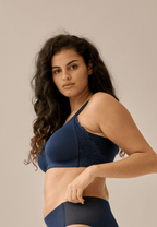 Zijde van vrouw die de side smoother met kant in de kleur dark blue van het merk Naturana draagt