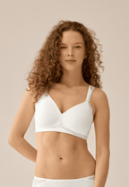 Voorzijde van vrouw die de side smoother bh met gerecycled kant in de kleur ecru van het merk Naturana draagt