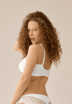 Zijde van vrouw die de side smoother bh met gerecycled kant in de kleur ecru van het merk Naturana draagt