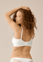 Achterzijde van vrouw die de side smoother bh met gerecycled kant in de kleur ecru van het merk Naturana draagt