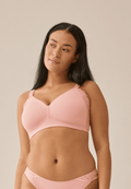 Voorzijde van vrouw die de side smoother bh met gerecycled kant in de kleur pink rose van het merk Naturana draagt