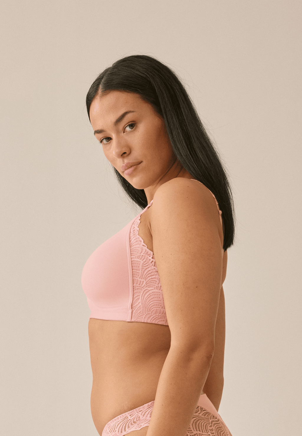 Zijde van vrouw die de side smoother bh met gerecycled kant in de kleur pink rose van het merk Naturana draagt