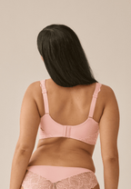 Achterzijde van vrouw die de side smoother bh met gerecycled kant in de kleur pink rose van het merk Naturana draagt