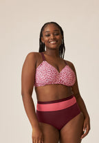 Voorzijde van vrouw die de side smoother bh in de kleur leopard print van het merk Naturana draagt