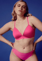 Voorzijde van vrouw die de side smoother bh en one size slip in de kleur hot pink van het merk Naturana draagt