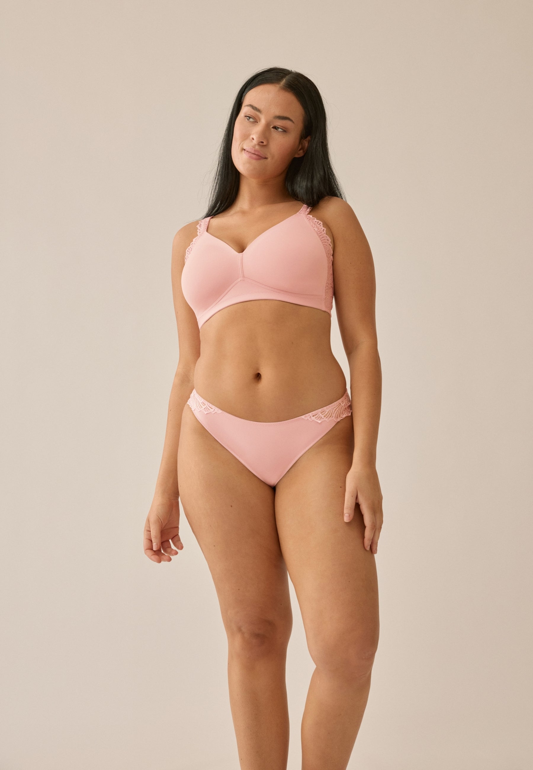 Voorzijde van vrouw die de side smoother bh en slip met gerecycled kant in de kleur pink rose van het merk Naturana draagt