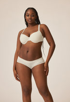 Voorzijde van vrouw die de slip met glansband in de kleur ecru van het merk Naturana draagt