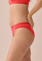 Zijde van vrouw die de slip in de kleur chayenne van het merk Naturana draagt